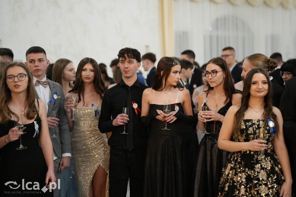 Mundurowa elegancja w Lubinie. Studniówka VII LO