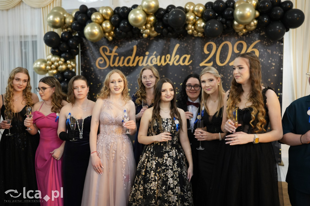 Mundurowa elegancja w Lubinie. Studniówka VII LO