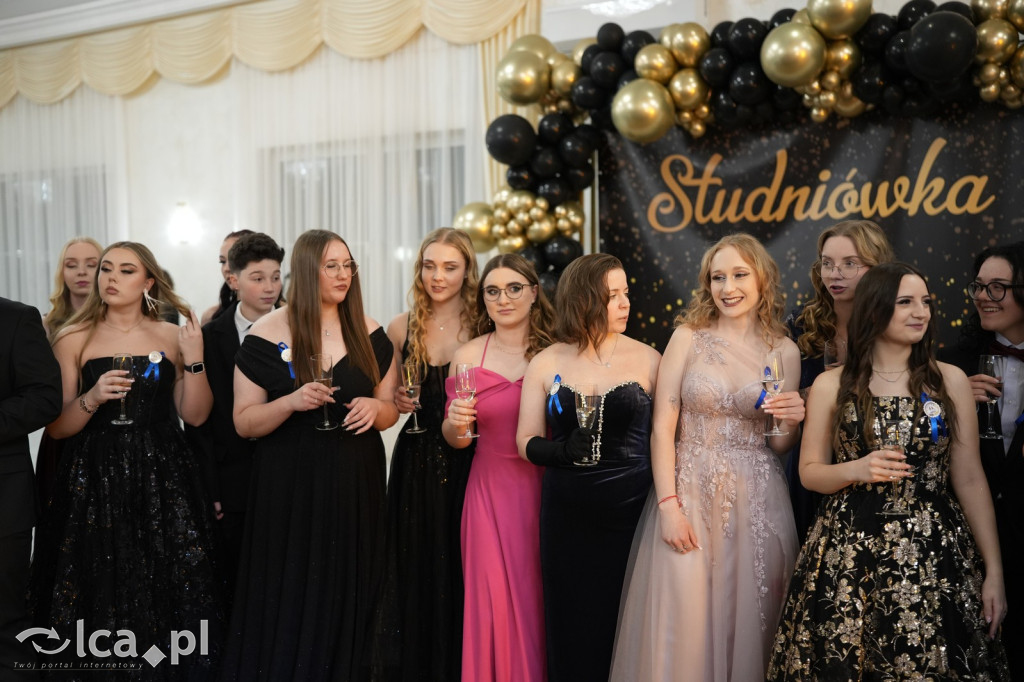 Mundurowa elegancja w Lubinie. Studniówka VII LO
