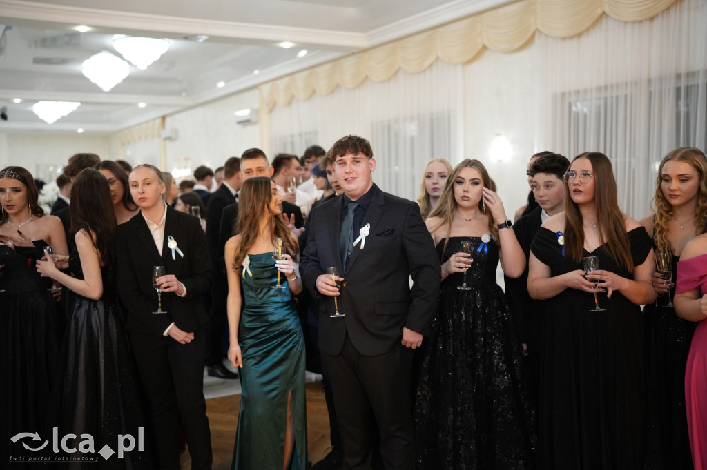 Mundurowa elegancja w Lubinie. Studniówka VII LO