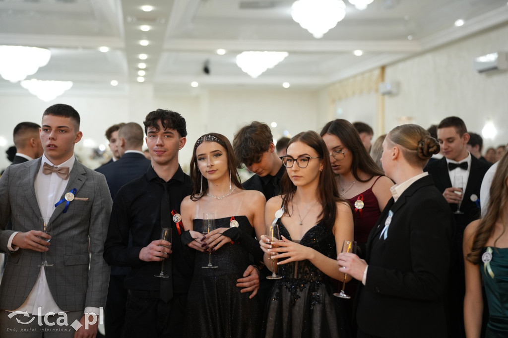 Mundurowa elegancja w Lubinie. Studniówka VII LO