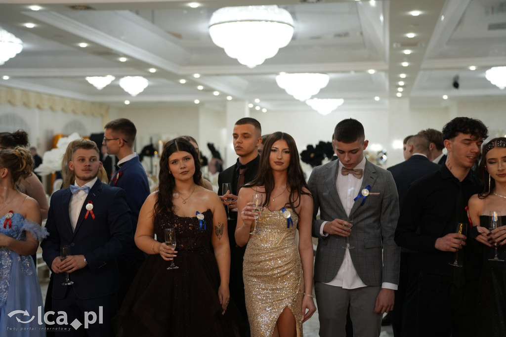 Mundurowa elegancja w Lubinie. Studniówka VII LO