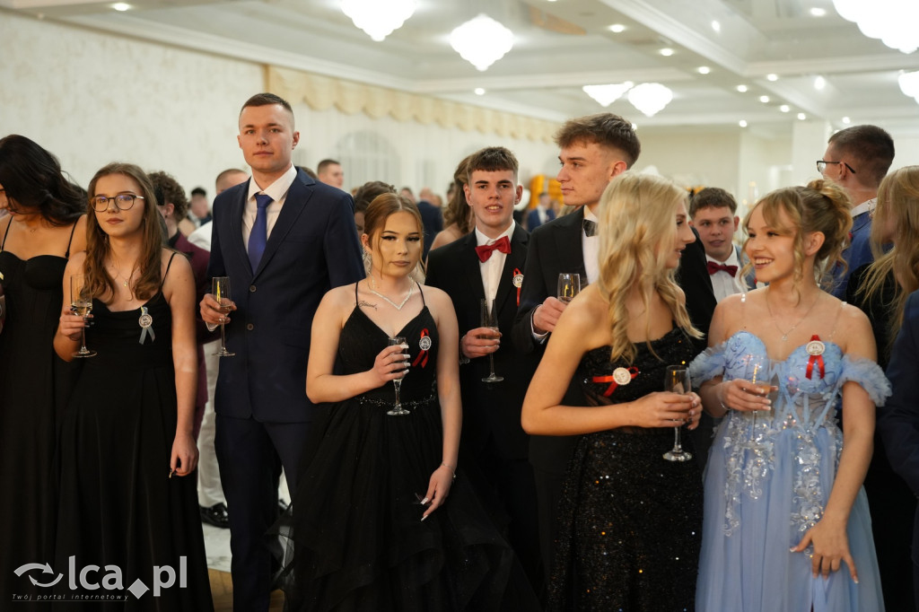 Mundurowa elegancja w Lubinie. Studniówka VII LO