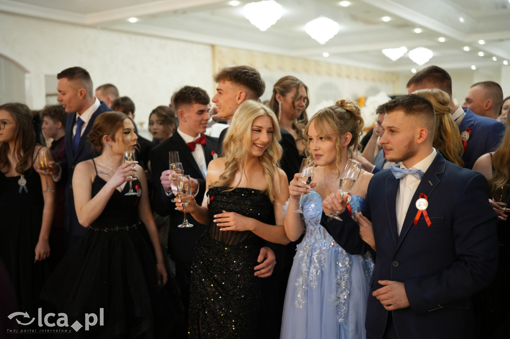 Mundurowa elegancja w Lubinie. Studniówka VII LO