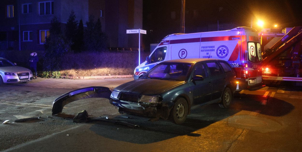 Skoda rozbita na skrzyżowaniu. Kierowca ranny
