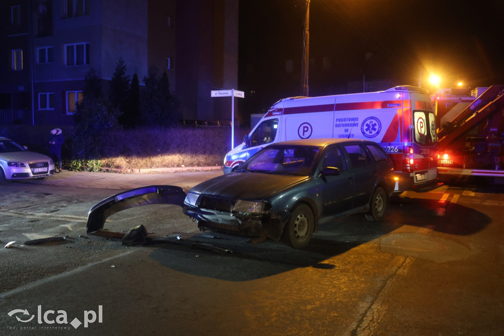 Skoda rozbita na skrzyżowaniu. Kierowca ranny