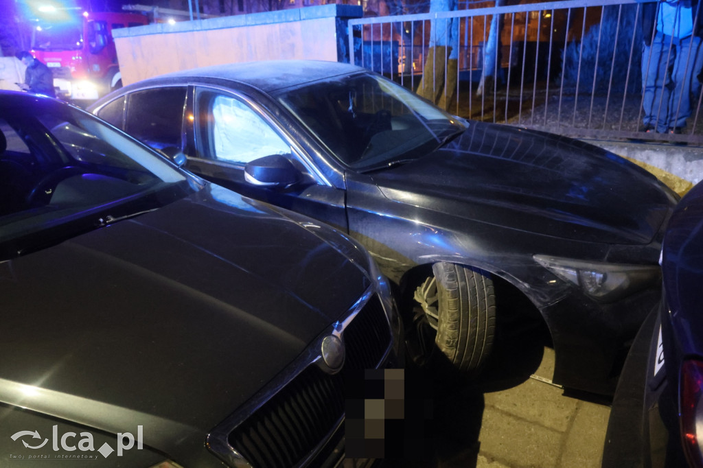 Skoda rozbita na skrzyżowaniu. Kierowca ranny