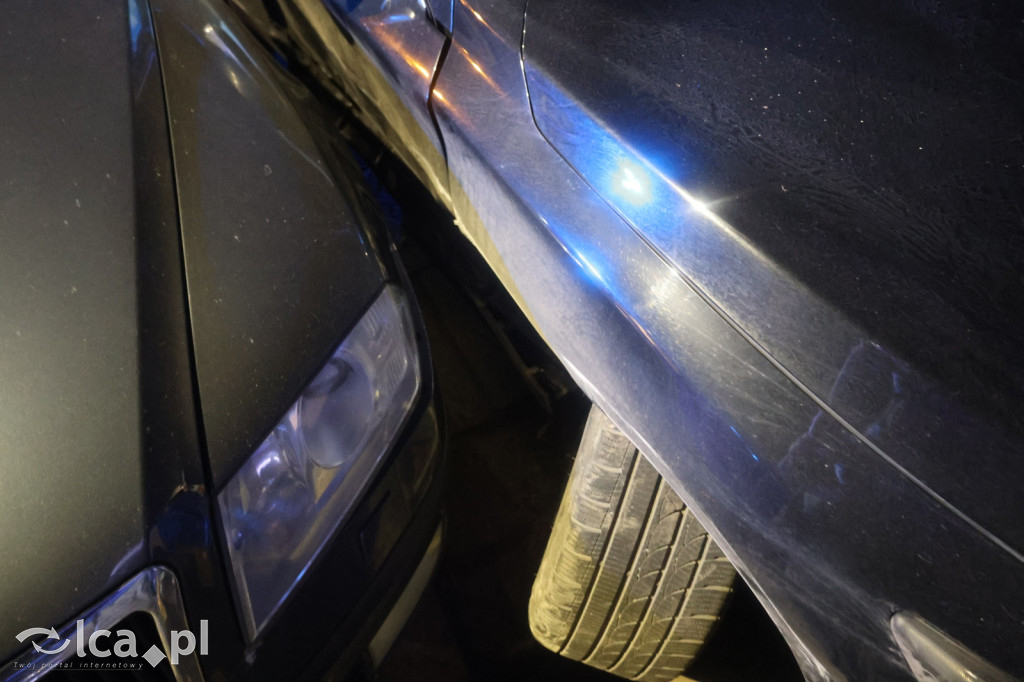 Skoda rozbita na skrzyżowaniu. Kierowca ranny