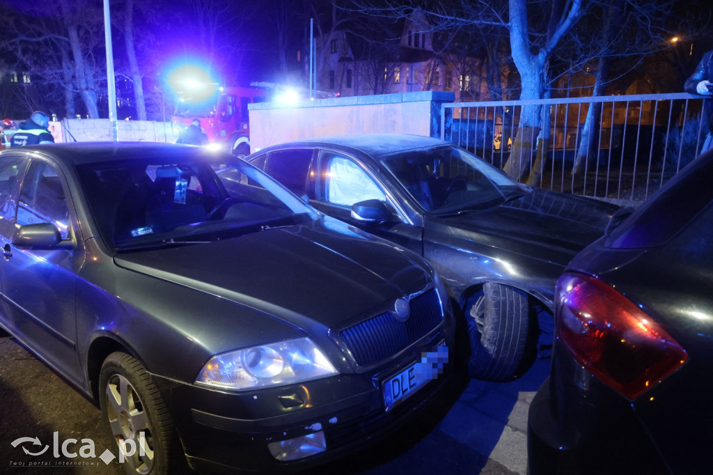 Skoda rozbita na skrzyżowaniu. Kierowca ranny