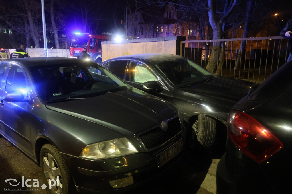 Skoda rozbita na skrzyżowaniu. Kierowca ranny