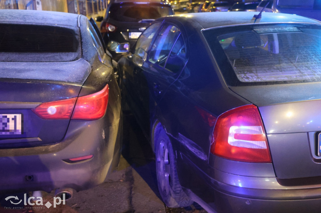 Skoda rozbita na skrzyżowaniu. Kierowca ranny