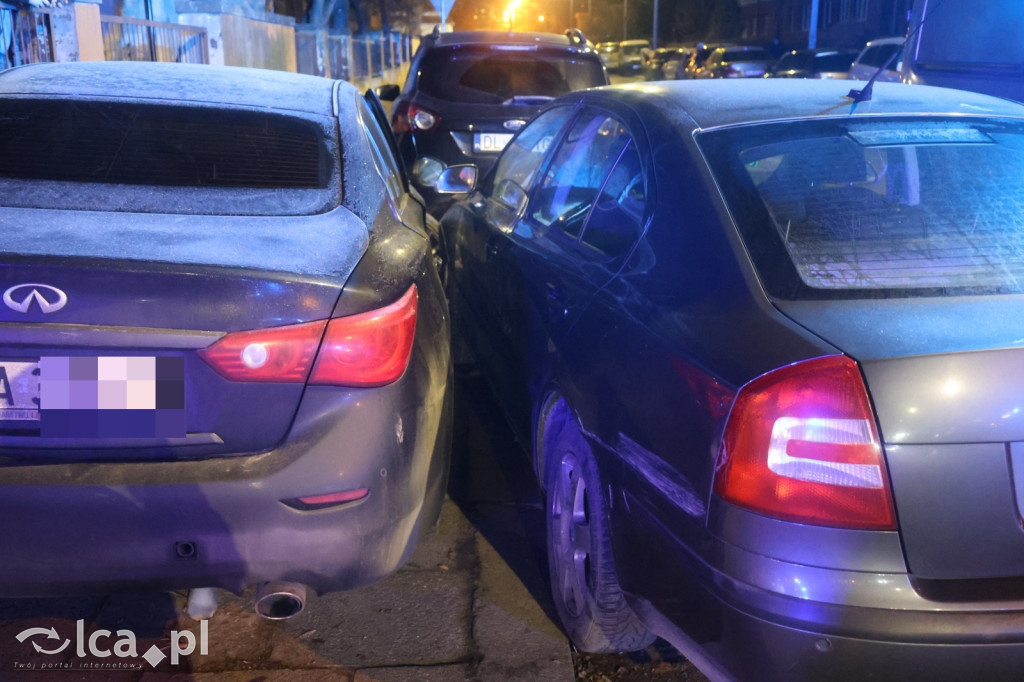 Skoda rozbita na skrzyżowaniu. Kierowca ranny