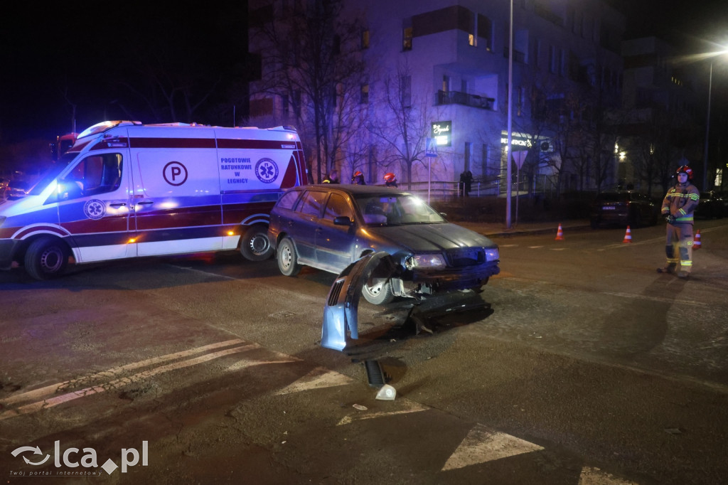 Skoda rozbita na skrzyżowaniu. Kierowca ranny