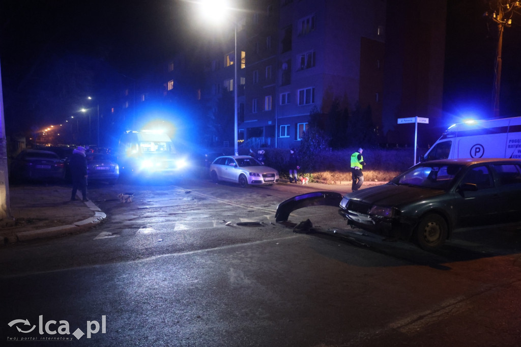Skoda rozbita na skrzyżowaniu. Kierowca ranny