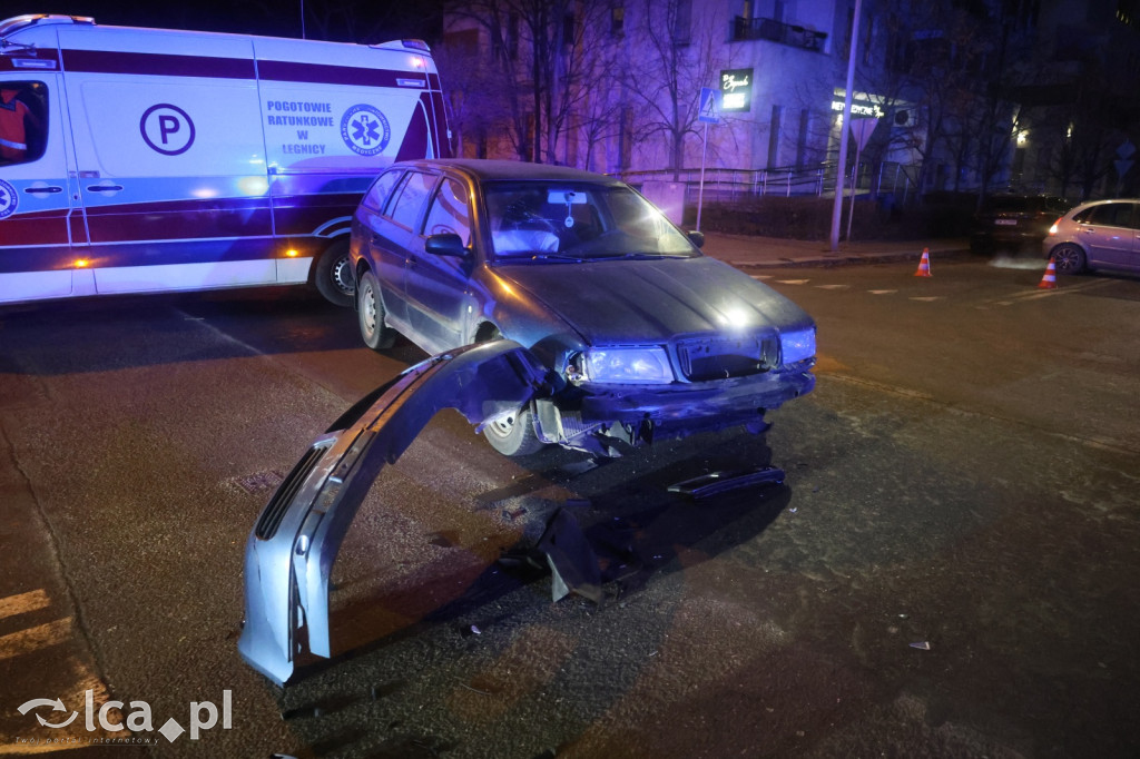 Skoda rozbita na skrzyżowaniu. Kierowca ranny