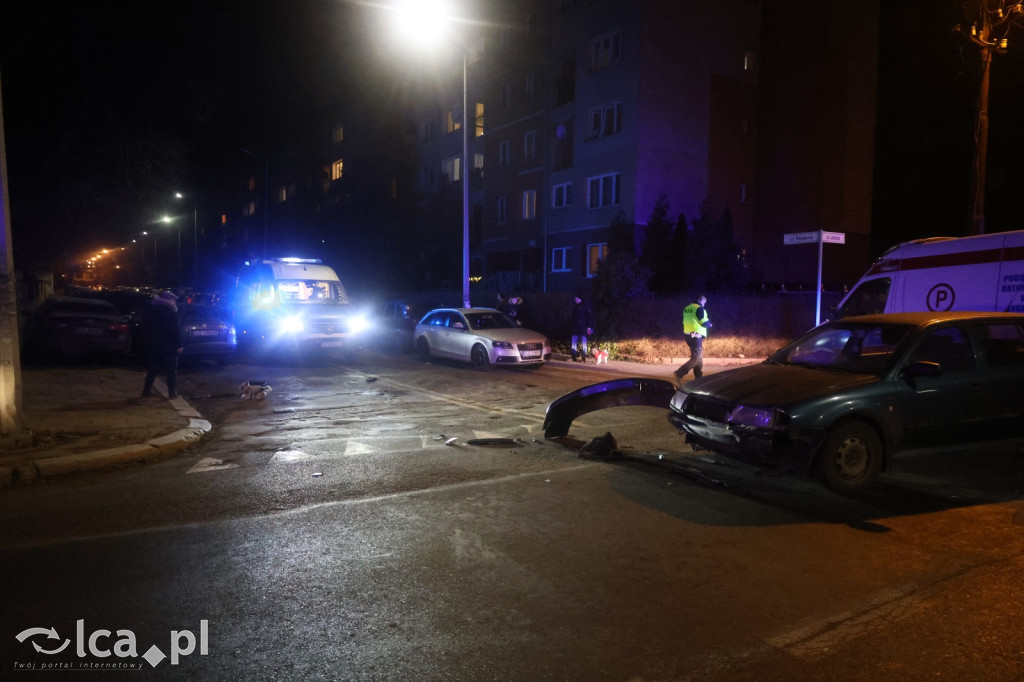 Skoda rozbita na skrzyżowaniu. Kierowca ranny