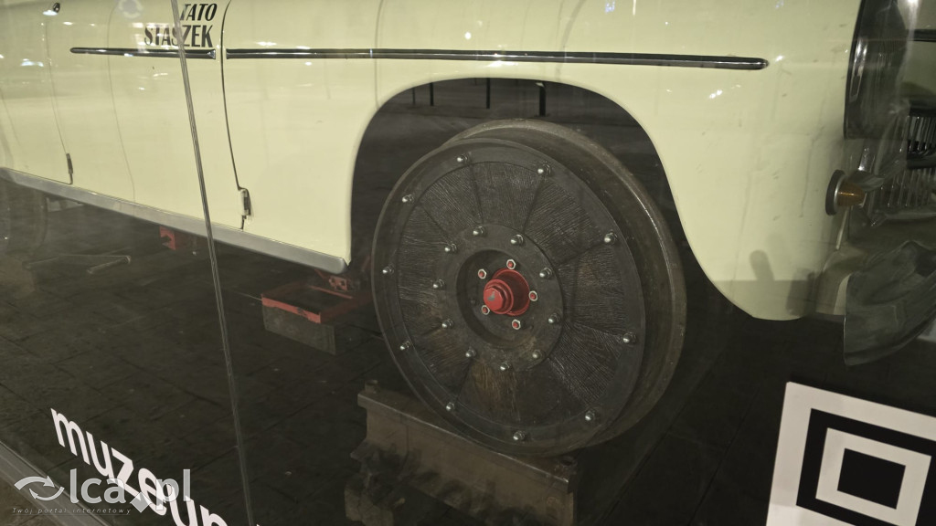 Drezyna Warszawa M20 na placu Słowiańskim