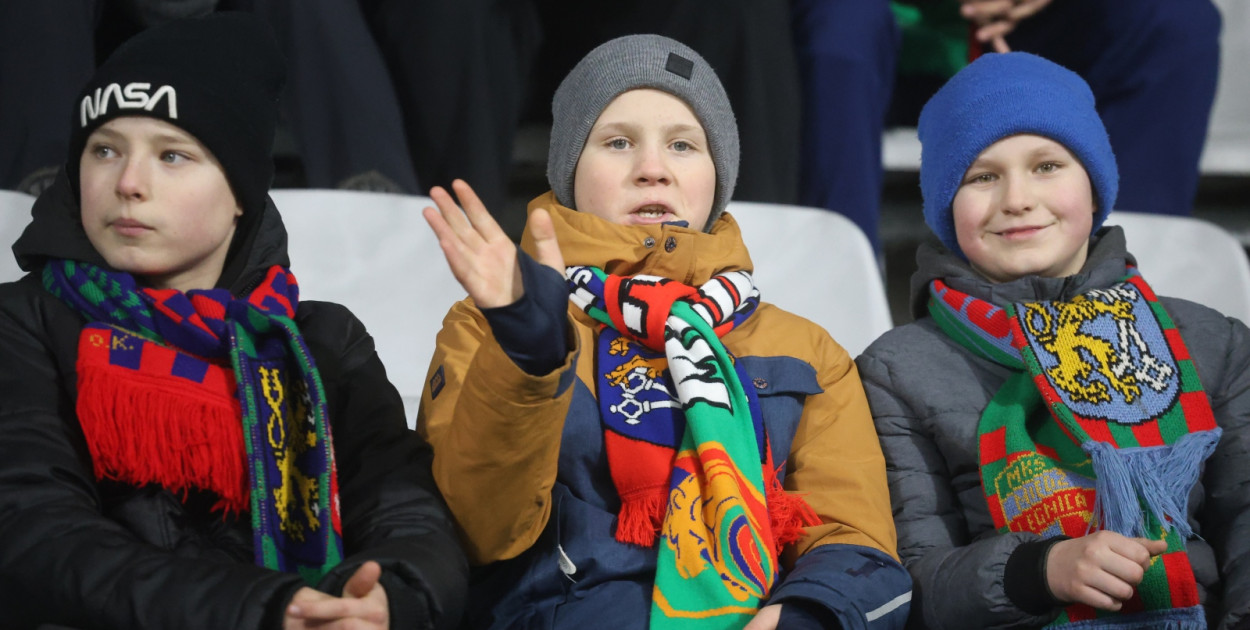 Kibice na meczu otwarcia wiosny w Legnicy