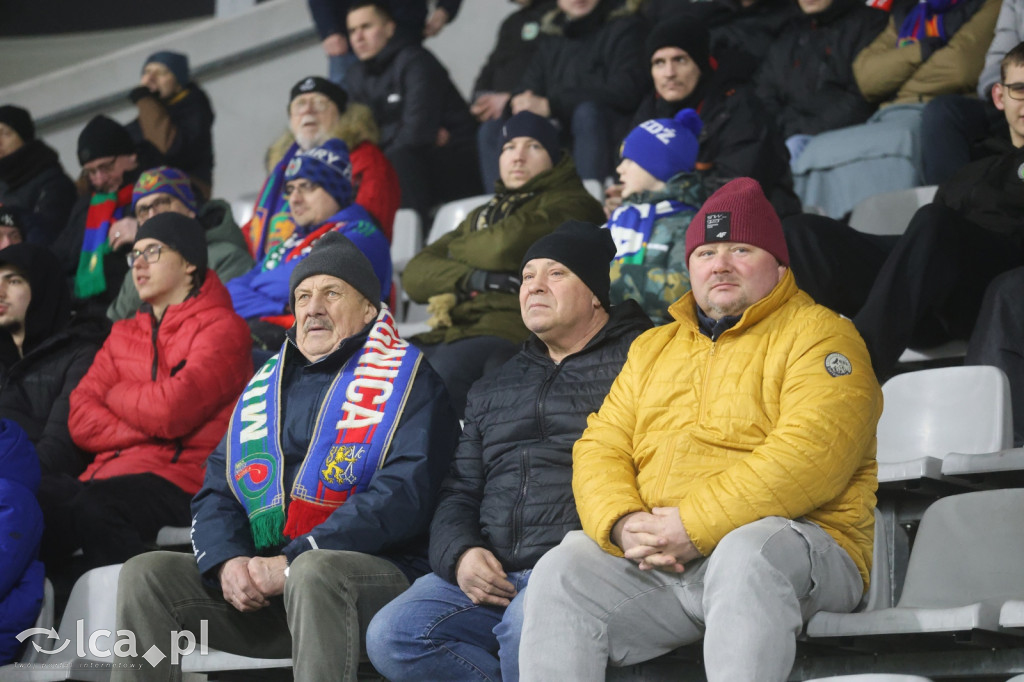 Kibice na meczu otwarcia wiosny w Legnicy