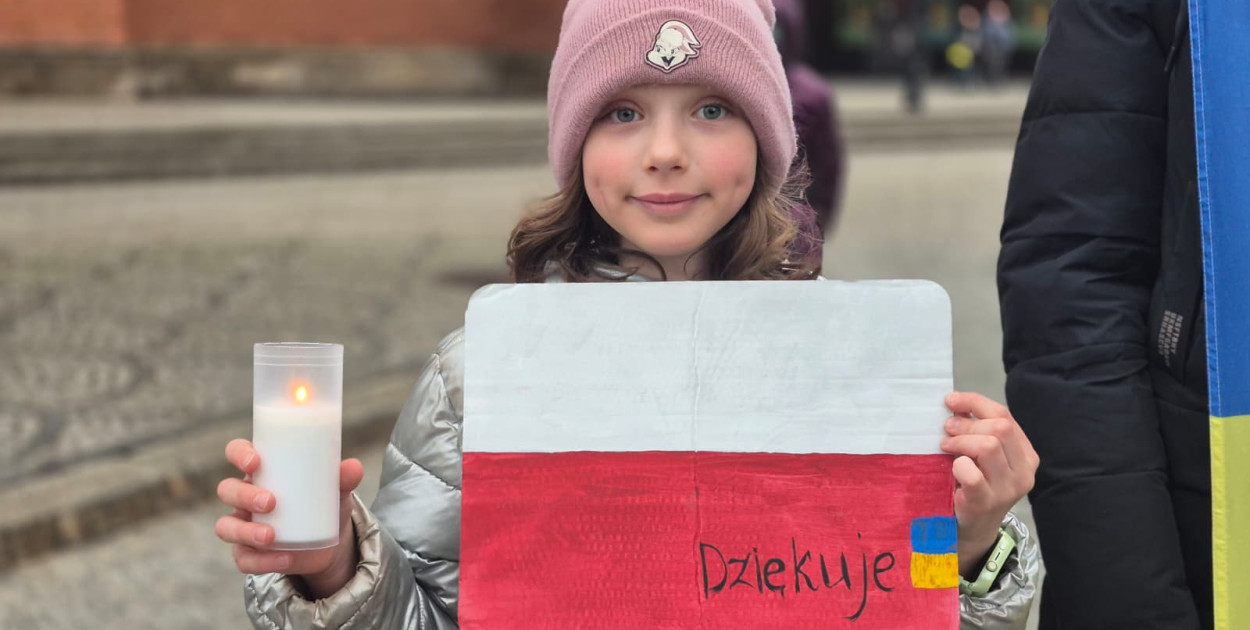 4 lata wojny. W centrum zebrało się około 100 osób