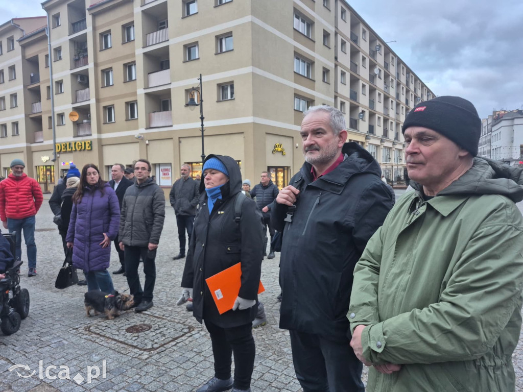 4 lata wojny. W centrum zebrało się około 100 osób