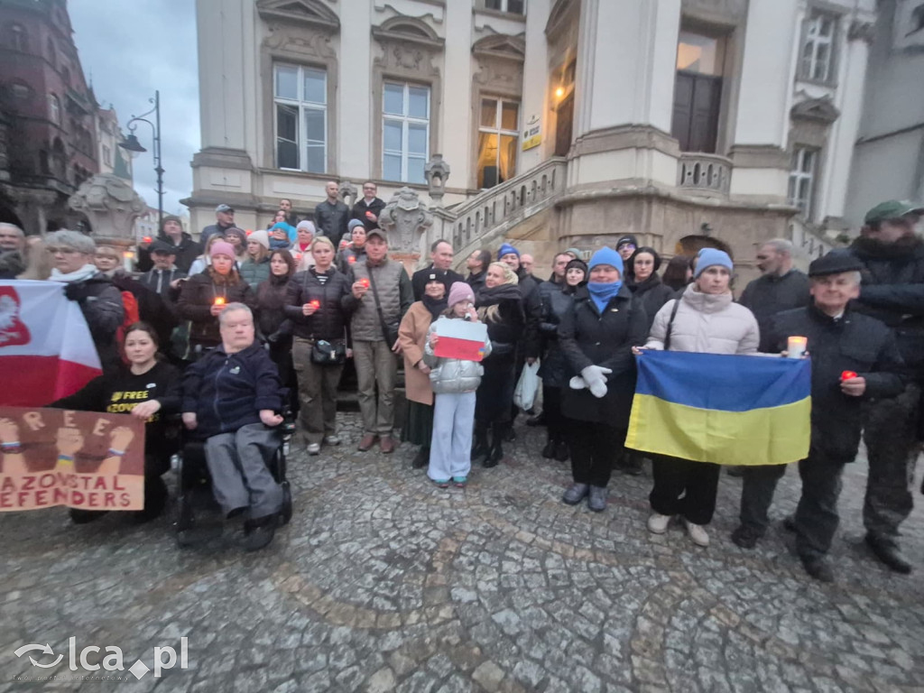 4 lata wojny. W centrum zebrało się około 100 osób