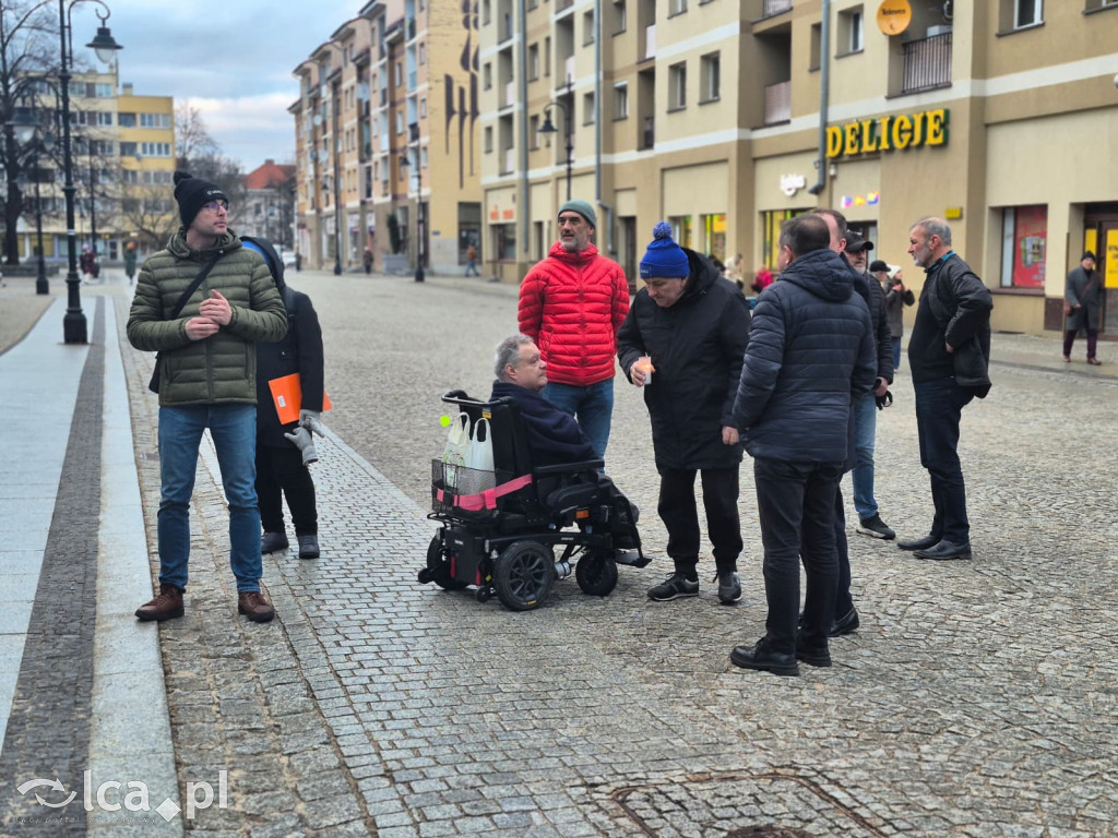 4 lata wojny. W centrum zebrało się około 100 osób