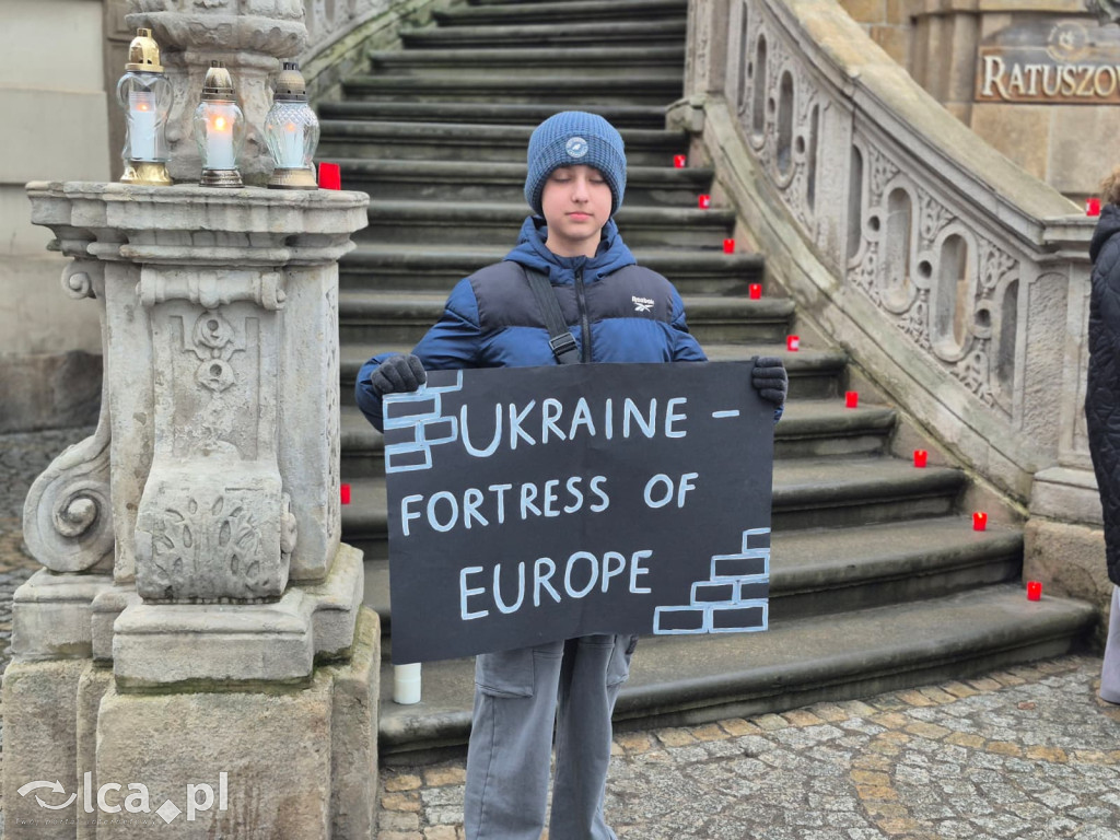 4 lata wojny. W centrum zebrało się około 100 osób