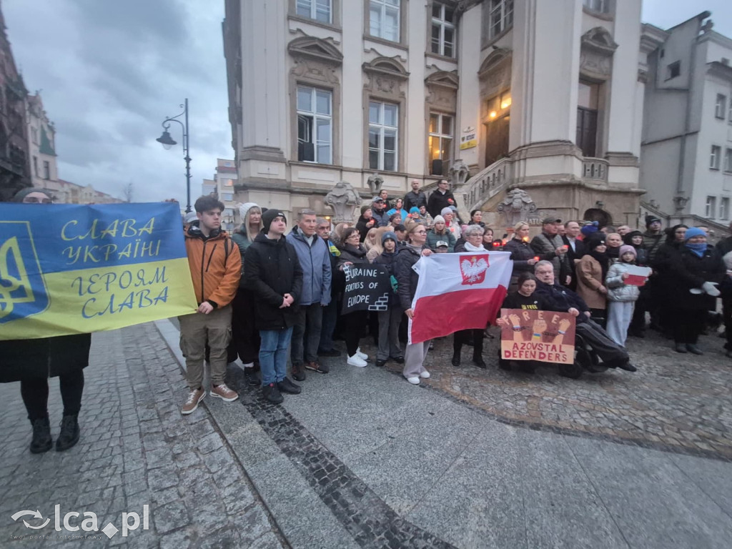 4 lata wojny. W centrum zebrało się około 100 osób