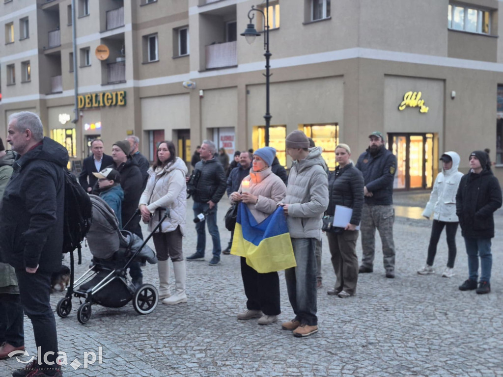 4 lata wojny. W centrum zebrało się około 100 osób