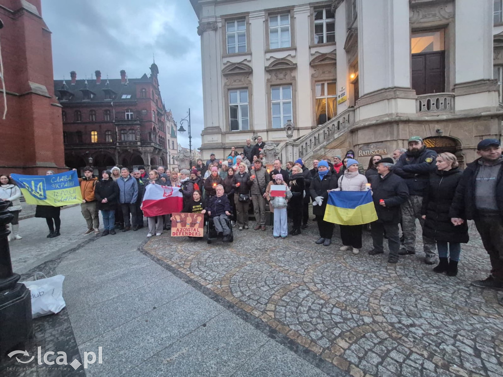 4 lata wojny. W centrum zebrało się około 100 osób