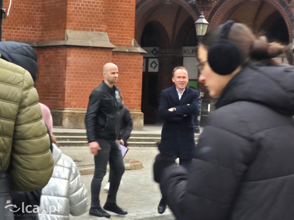 4 lata wojny. W centrum zebrało się około 100 osób