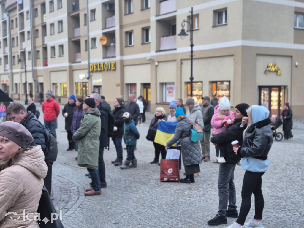 4 lata wojny. W centrum zebrało się około 100 osób