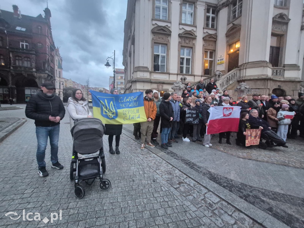 4 lata wojny. W centrum zebrało się około 100 osób