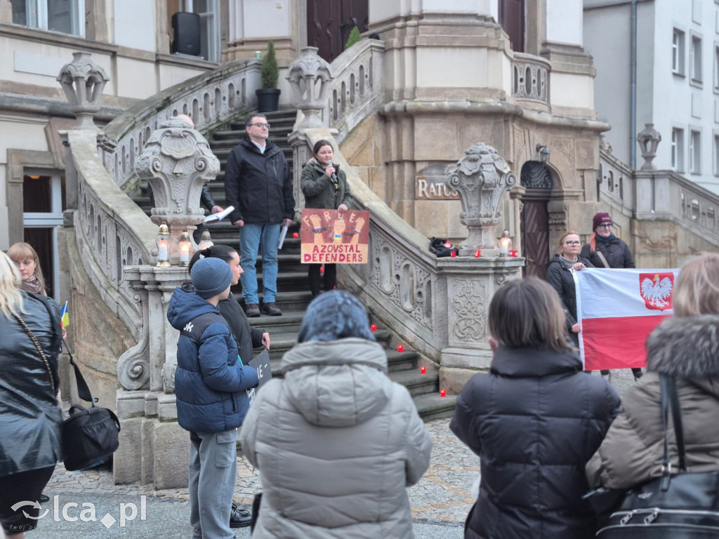 4 lata wojny. W centrum zebrało się około 100 osób