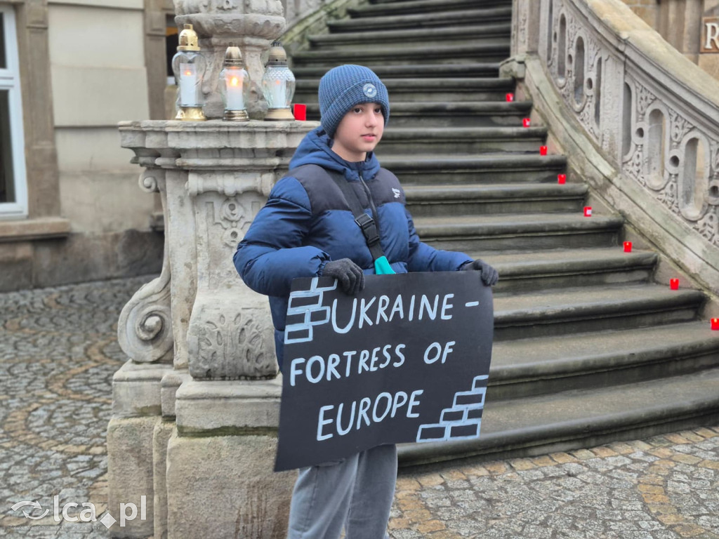 4 lata wojny. W centrum zebrało się około 100 osób
