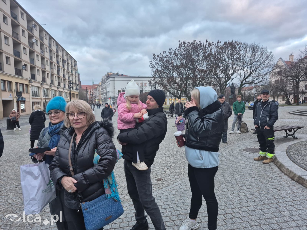 4 lata wojny. W centrum zebrało się około 100 osób