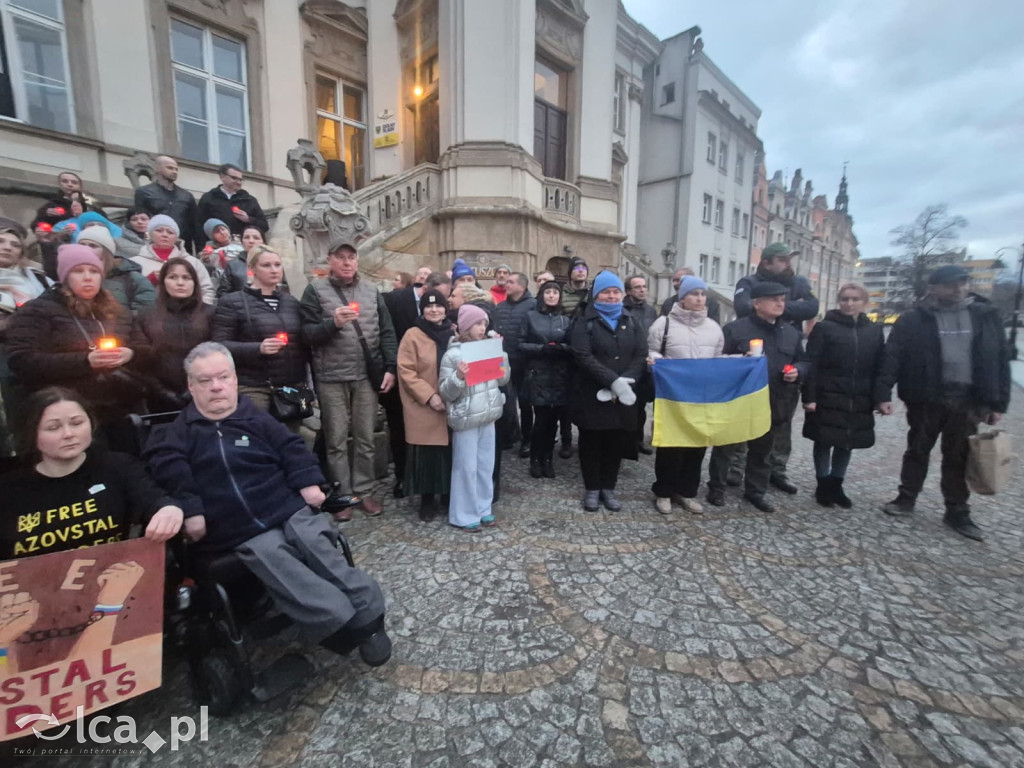 4 lata wojny. W centrum zebrało się około 100 osób