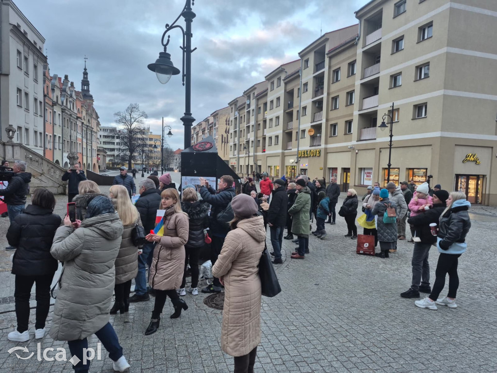 4 lata wojny. W centrum zebrało się około 100 osób