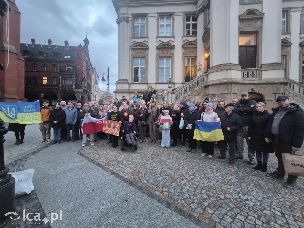 4 lata wojny. W centrum zebrało się około 100 osób