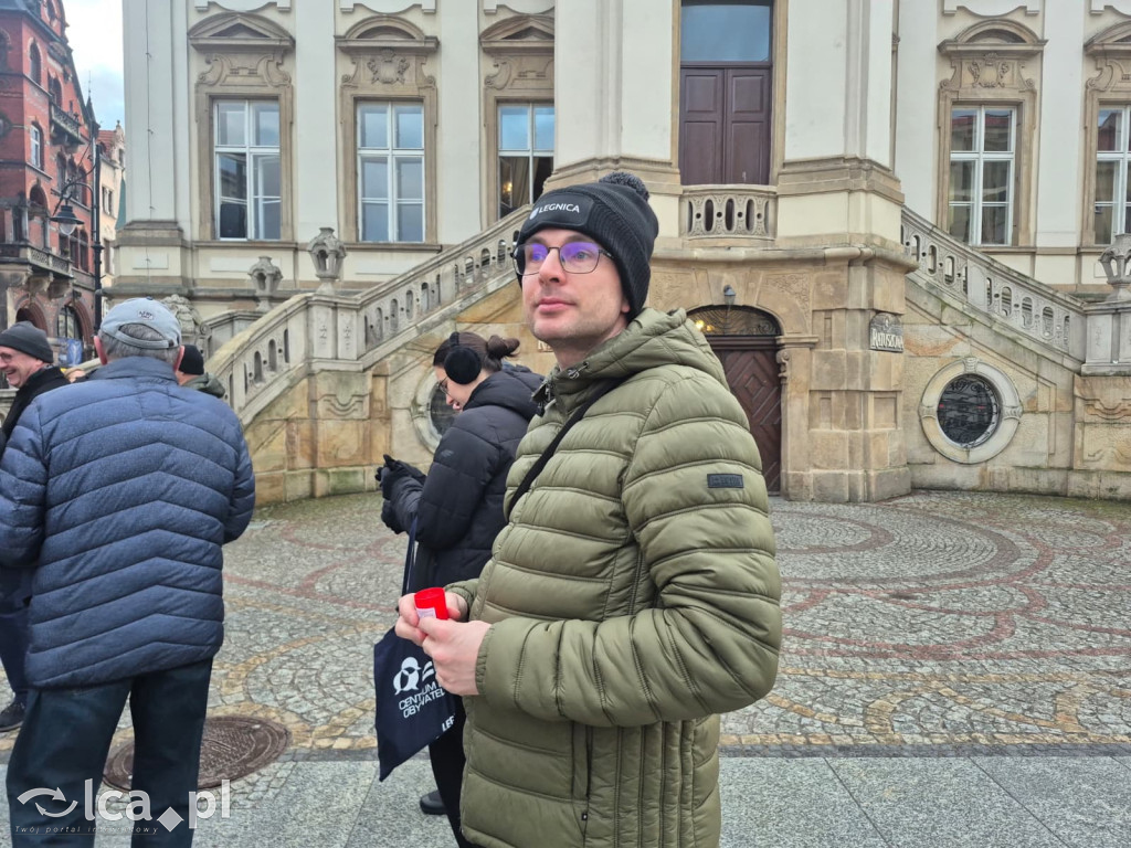 4 lata wojny. W centrum zebrało się około 100 osób