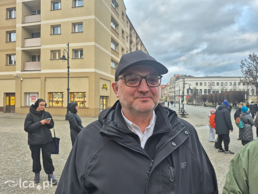 4 lata wojny. W centrum zebrało się około 100 osób