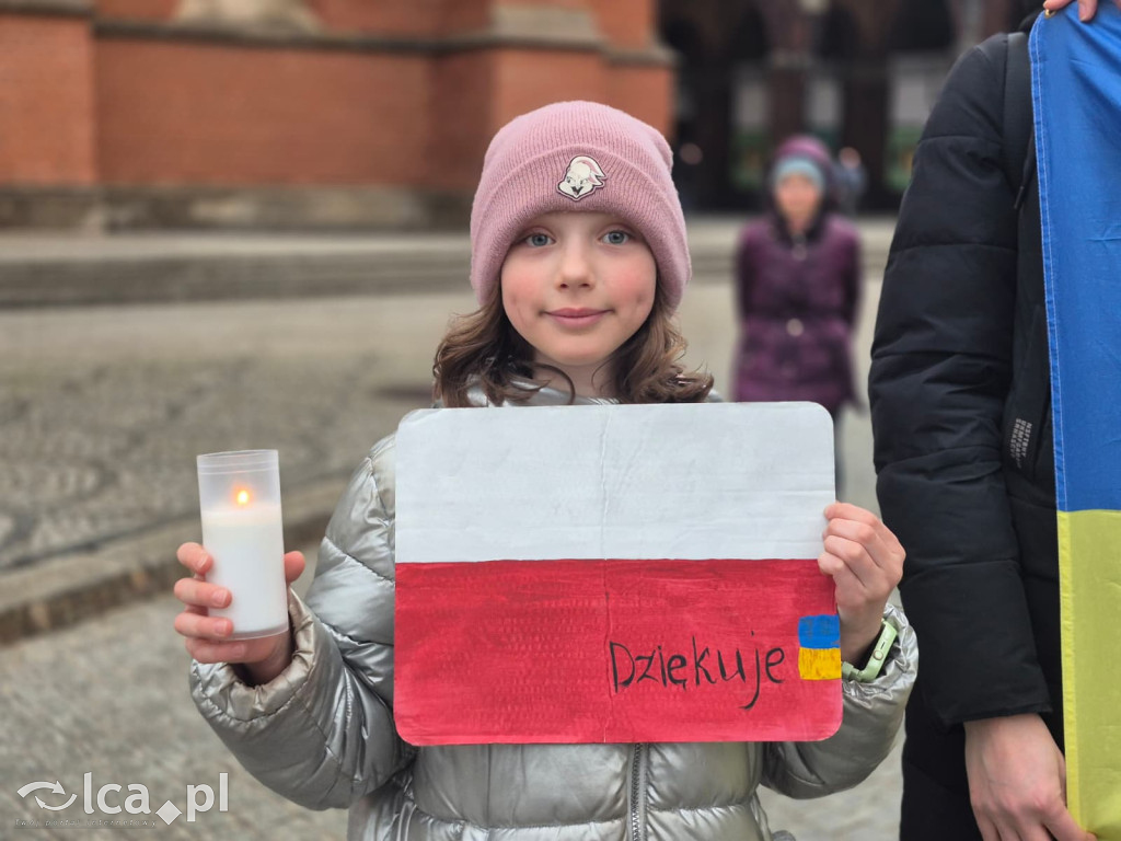 4 lata wojny. W centrum zebrało się około 100 osób