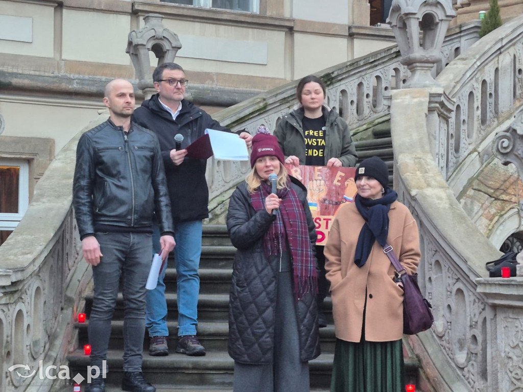 4 lata wojny. W centrum zebrało się około 100 osób