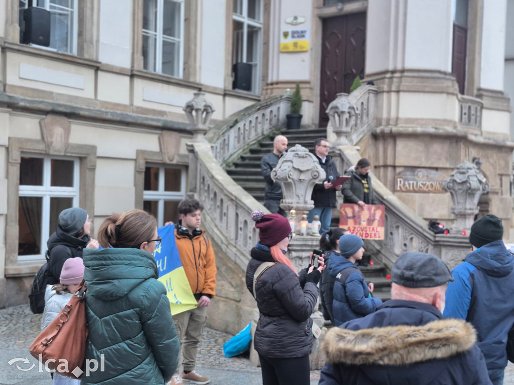 4 lata wojny. W centrum zebrało się około 100 osób