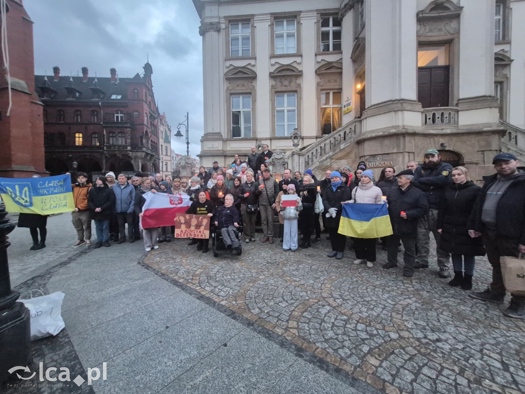 4 lata wojny. W centrum zebrało się około 100 osób