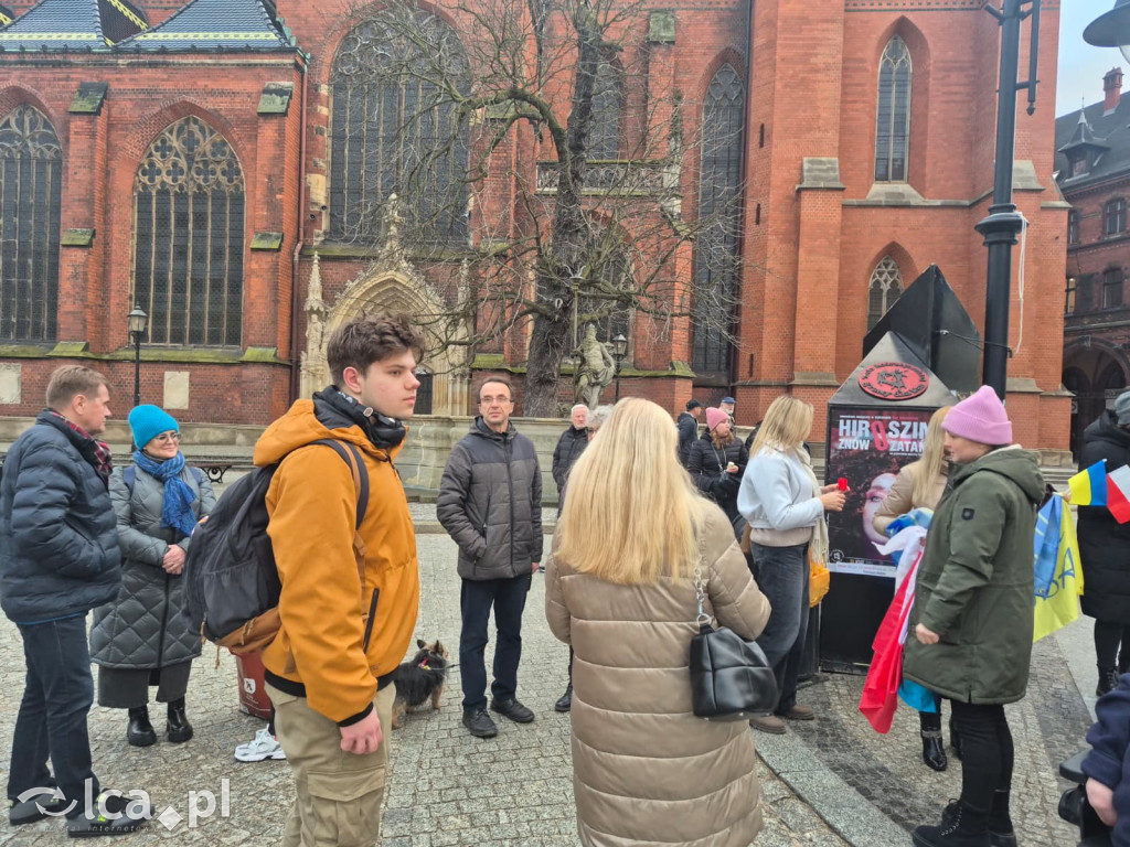 4 lata wojny. W centrum zebrało się około 100 osób