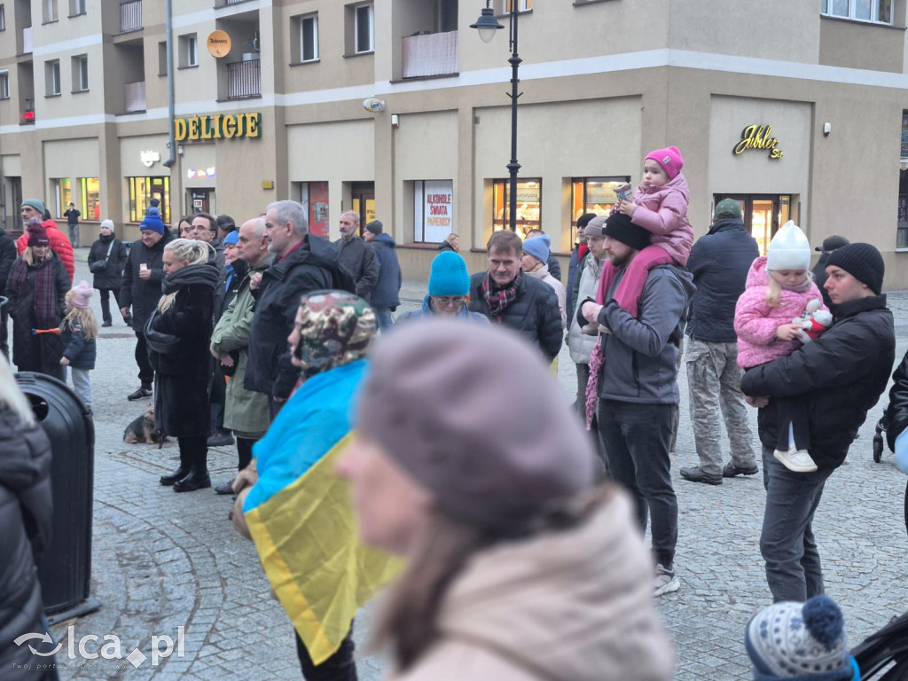 4 lata wojny. W centrum zebrało się około 100 osób