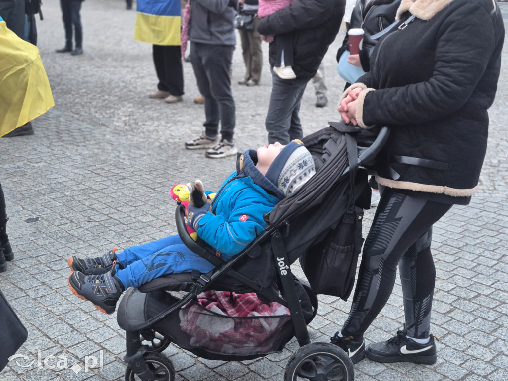 4 lata wojny. W centrum zebrało się około 100 osób