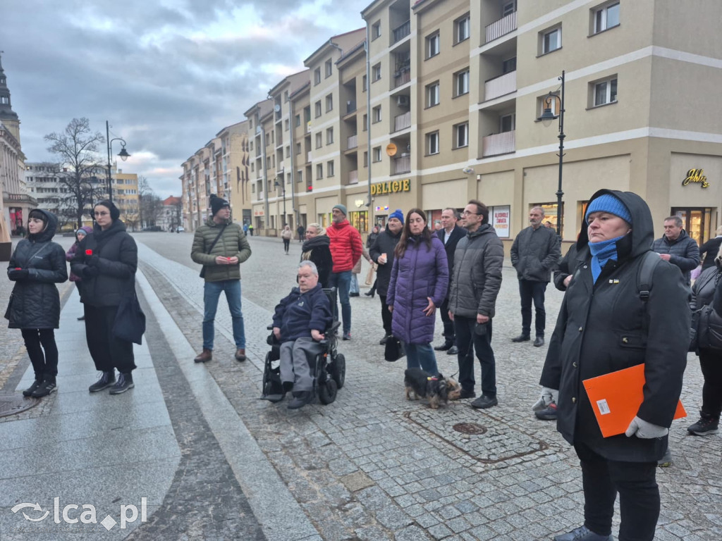 4 lata wojny. W centrum zebrało się około 100 osób